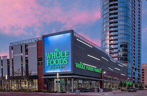 CozySuites TWO Stylish Apts Monument Cir