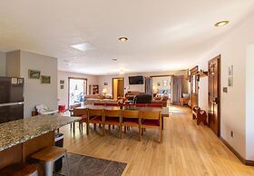 Private Retreat w Pool Hot Tub and Dining Hall