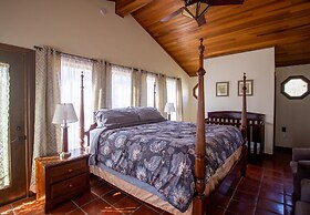 Private Retreat w Pool Hot Tub and Dining Hall