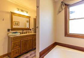 Private Retreat w Pool Hot Tub and Dining Hall