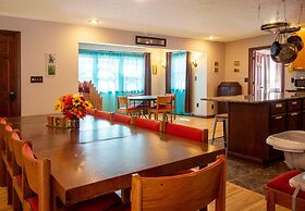 Private Retreat w Pool Hot Tub and Dining Hall