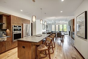 Contemporary 2 BR Condo in the Heart of Lionshead by RedAwning - Save 