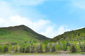 Contemporary 2 BR Condo in the Heart of Lionshead by RedAwning - Save 