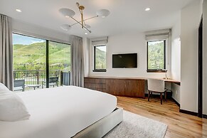 Contemporary 2 BR Condo in the Heart of Lionshead by RedAwning - Save 