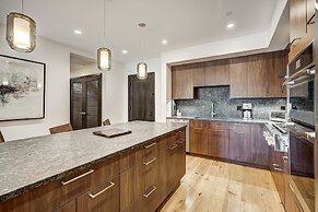 Contemporary 2 BR Condo in the Heart of Lionshead by RedAwning - Save 