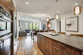 Contemporary 2 BR Condo in the Heart of Lionshead by RedAwning - Save 