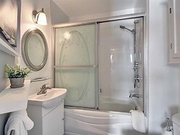 GLOBALSTAY. Bright Condo near the Lake