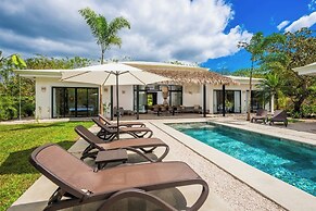 New Oasis in Gated Community With Pool Breakfast