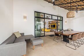 New Oasis in Gated Community With Pool Breakfast