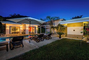 New Oasis in Gated Community With Pool Breakfast