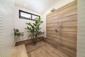 New Oasis in Gated Community With Pool Breakfast