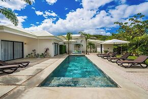 New Oasis in Gated Community With Pool Breakfast