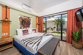 New Oasis in Gated Community With Pool Breakfast