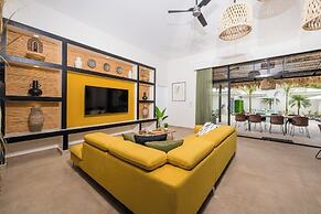 New Oasis in Gated Community With Pool Breakfast