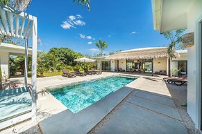 New Oasis in Gated Community With Pool Breakfast