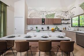 New Oasis in Gated Community With Pool Breakfast