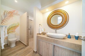 New Oasis in Gated Community With Pool Breakfast