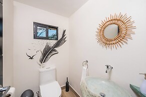 New Oasis in Gated Community With Pool Breakfast