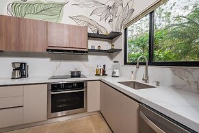 New Oasis in Gated Community With Pool Breakfast