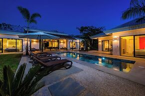 New Oasis in Gated Community With Pool Breakfast