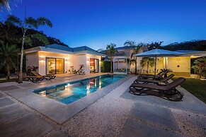 New Oasis in Gated Community With Pool Breakfast