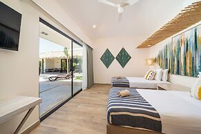 New Oasis in Gated Community With Pool Breakfast