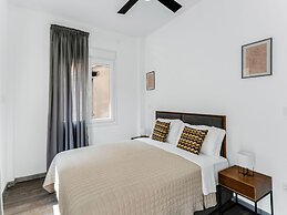 Sanders Center - Cozy Studio Apt With Balcony