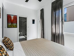 Sanders Center - Cozy Studio Apt With Balcony