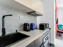 Sanders Center - Cozy Studio Apt With Balcony