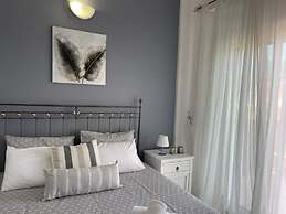 Cozy Beachfront Maisonette Offers Panoramic Views of Sea!