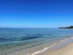 Cozy Beachfront Maisonette Offers Panoramic Views of Sea!