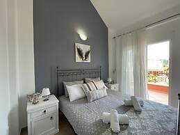 Cozy Beachfront Maisonette Offers Panoramic Views of Sea!