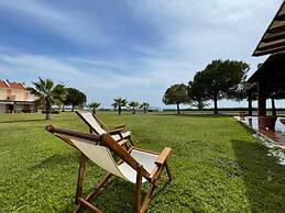 Cozy Beachfront Maisonette Offers Panoramic Views of Sea!
