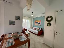 Cozy Beachfront Maisonette Offers Panoramic Views of Sea!