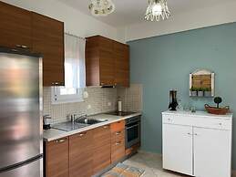 Cozy Beachfront Maisonette Offers Panoramic Views of Sea!