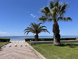 Cozy Beachfront Maisonette Offers Panoramic Views of Sea!