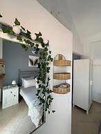 Cozy Beachfront Maisonette Offers Panoramic Views of Sea!