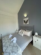 Cozy Beachfront Maisonette Offers Panoramic Views of Sea!