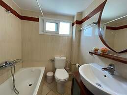 Cozy Beachfront Maisonette Offers Panoramic Views of Sea!