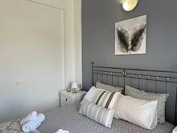 Cozy Beachfront Maisonette Offers Panoramic Views of Sea!