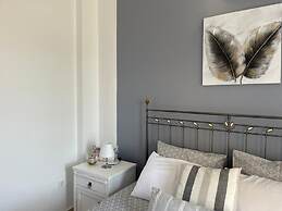 Cozy Beachfront Maisonette Offers Panoramic Views of Sea!