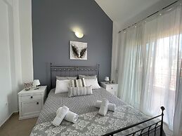 Cozy Beachfront Maisonette Offers Panoramic Views of Sea!