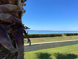 Cozy Beachfront Maisonette Offers Panoramic Views of Sea!