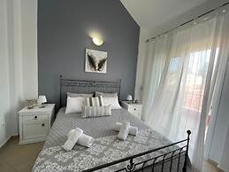 Cozy Beachfront Maisonette Offers Panoramic Views of Sea!