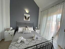 Cozy Beachfront Maisonette Offers Panoramic Views of Sea!