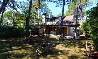 Charming Villa With Spacious Garden Near the sea