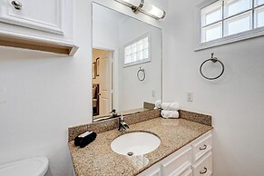 Vibrant Haven With Rooftop Patio