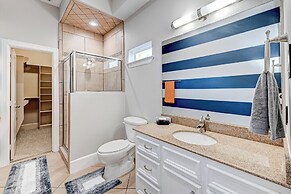 Vibrant Haven With Rooftop Patio