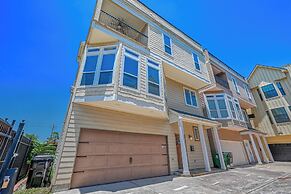 Vibrant Haven With Rooftop Patio