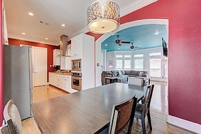 Vibrant Haven With Rooftop Patio